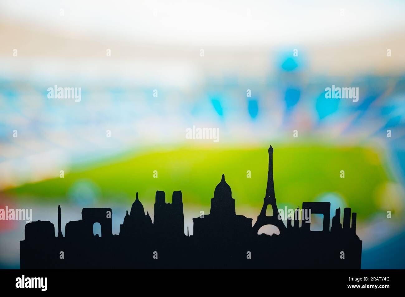 Paris enthüllt: Silhouette der berühmten Wahrzeichen der Stadt, zurück in einem modernen Sportstadion. Ein Schnappschuss für die Sommerspiele 2024 in Paris Stockfoto