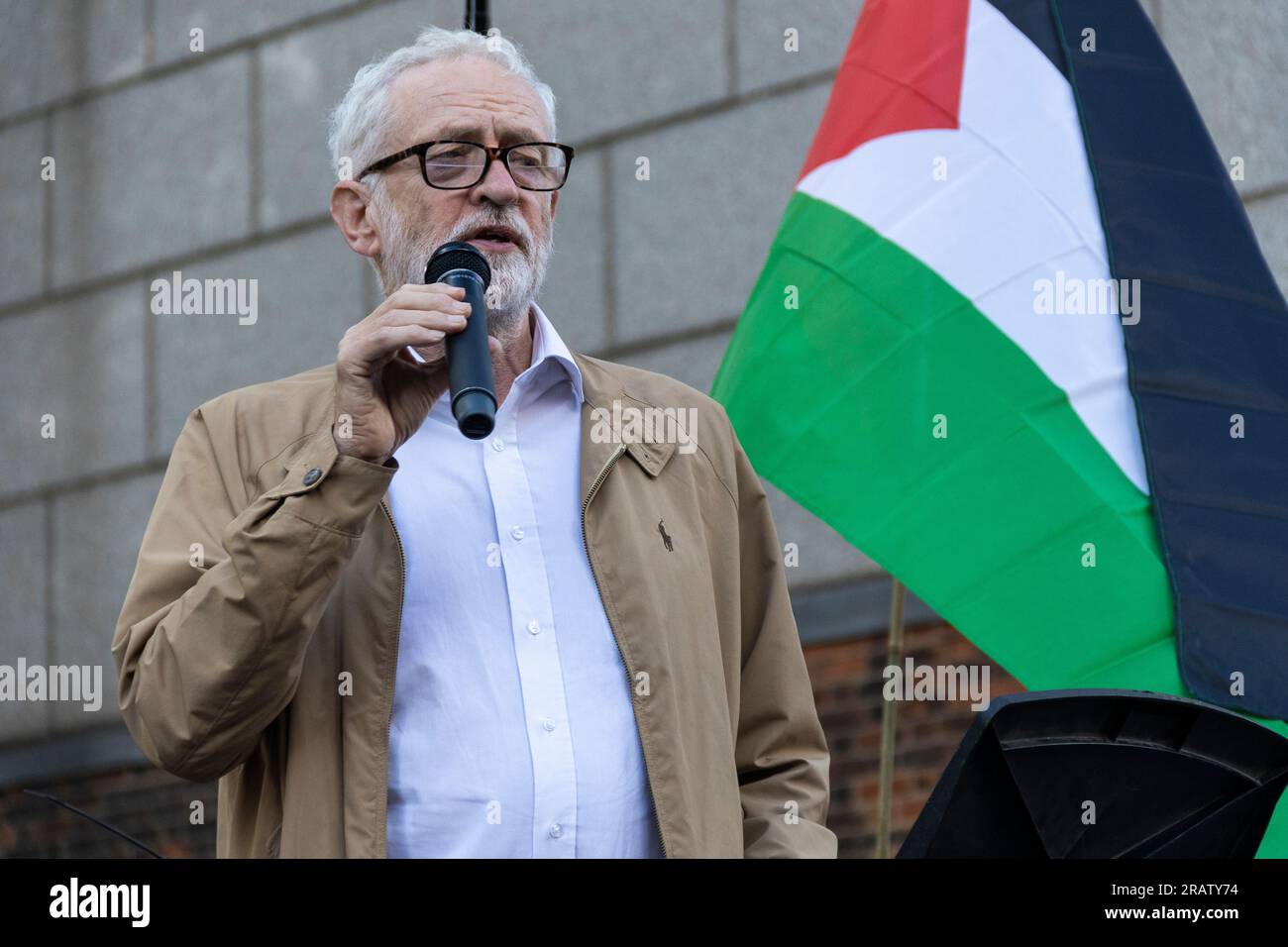 London, Großbritannien. 05. Juli 2023. Jeremy Corbyn stand heute stark für die palästinensischen Menschenrechte und hielt eine bewegende Rede, die in einer vielfältigen Menschenmenge Anklang fand. Hunderte von Demonstranten, darunter Mitglieder verschiedener jüdischer Gruppen, haben sich außerhalb der israelischen Botschaft in London versammelt. Sie haben sich unter einer einzigen Sache zusammengeschlossen und äußerten einen leidenschaftlichen Aufschrei gegen den angeblichen Völkermord der israelischen Regierung in Dschenin. Heute klingelte die Stimme des Protests laut im Herzen Großbritanniens. Kredit: Sinai Noor/Alamy Live News Stockfoto