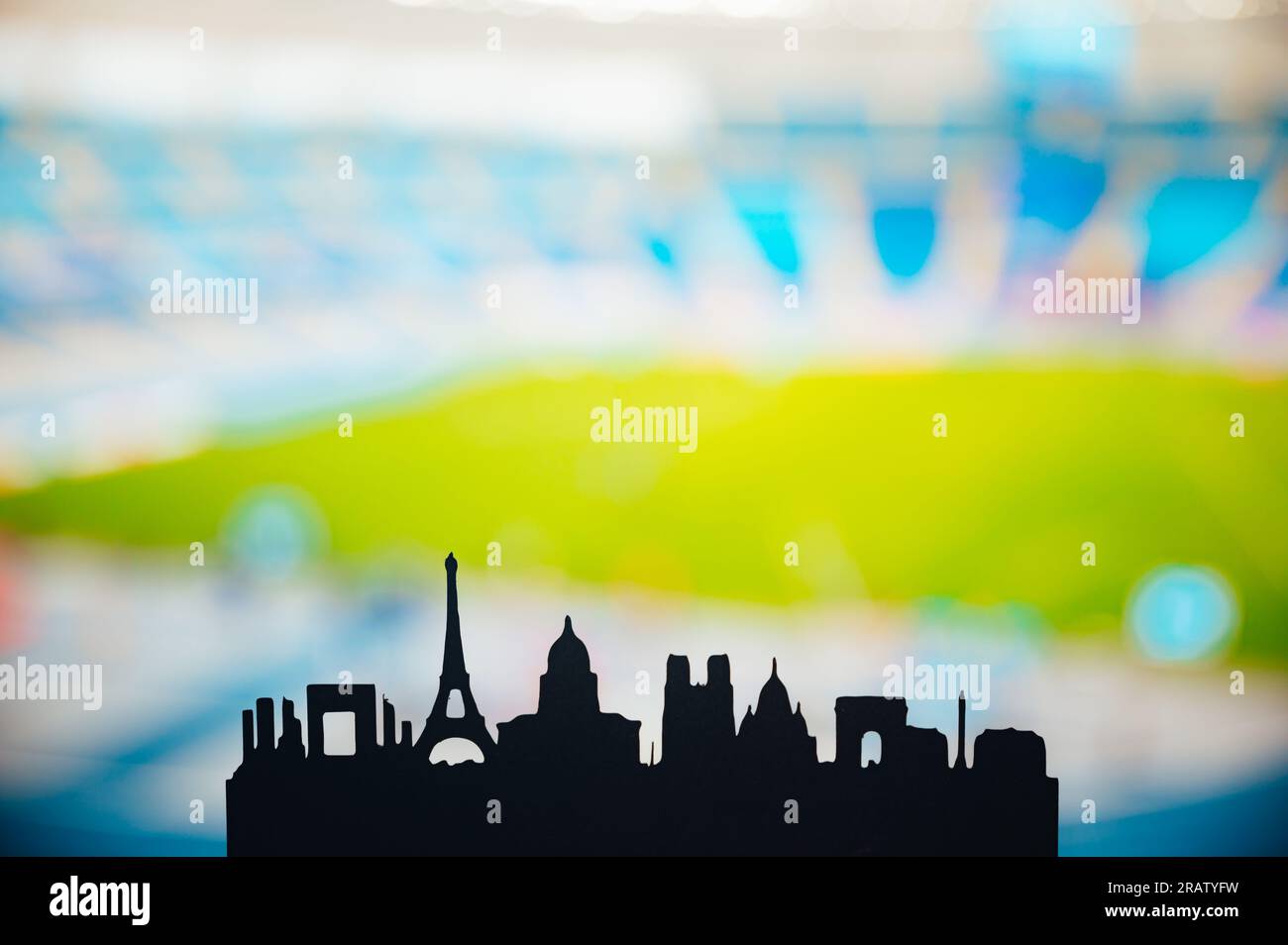 Epizentrum von Kultur und Leichtathletik: Silhouette von Paris mit seinen Wahrzeichen, mit einer modernen Sportarena im Hintergrund. Eine beeindruckende Grafik für t Stockfoto
