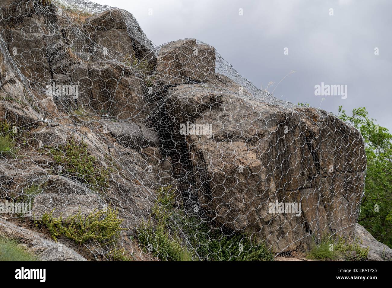 Stahlnetze auf einem Berg, um Steinen vorzubeugen Stockfoto