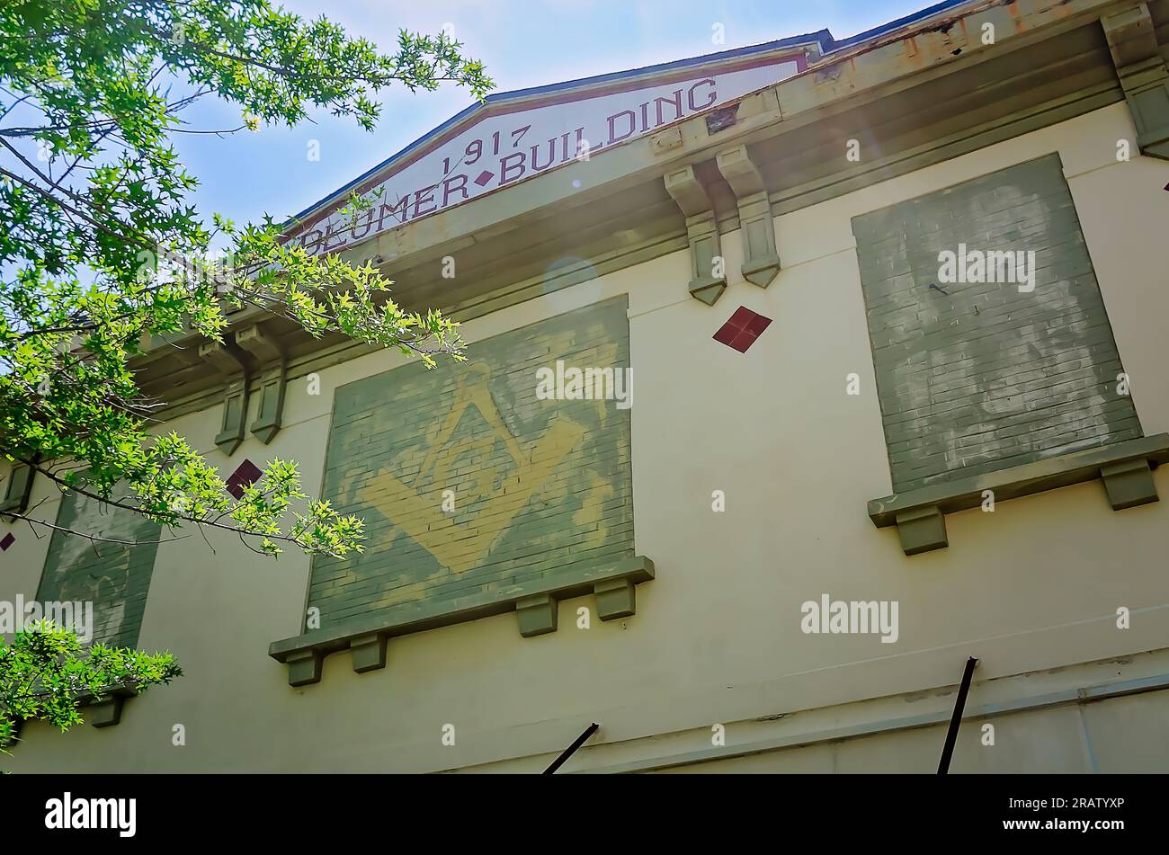 Das Blumer Building ist am 24. Juni 2023 in Moss Point, Mississippi, abgebildet. Das Blumer Building wurde 1917 im eklektischen architektonischen Stil erbaut. Stockfoto