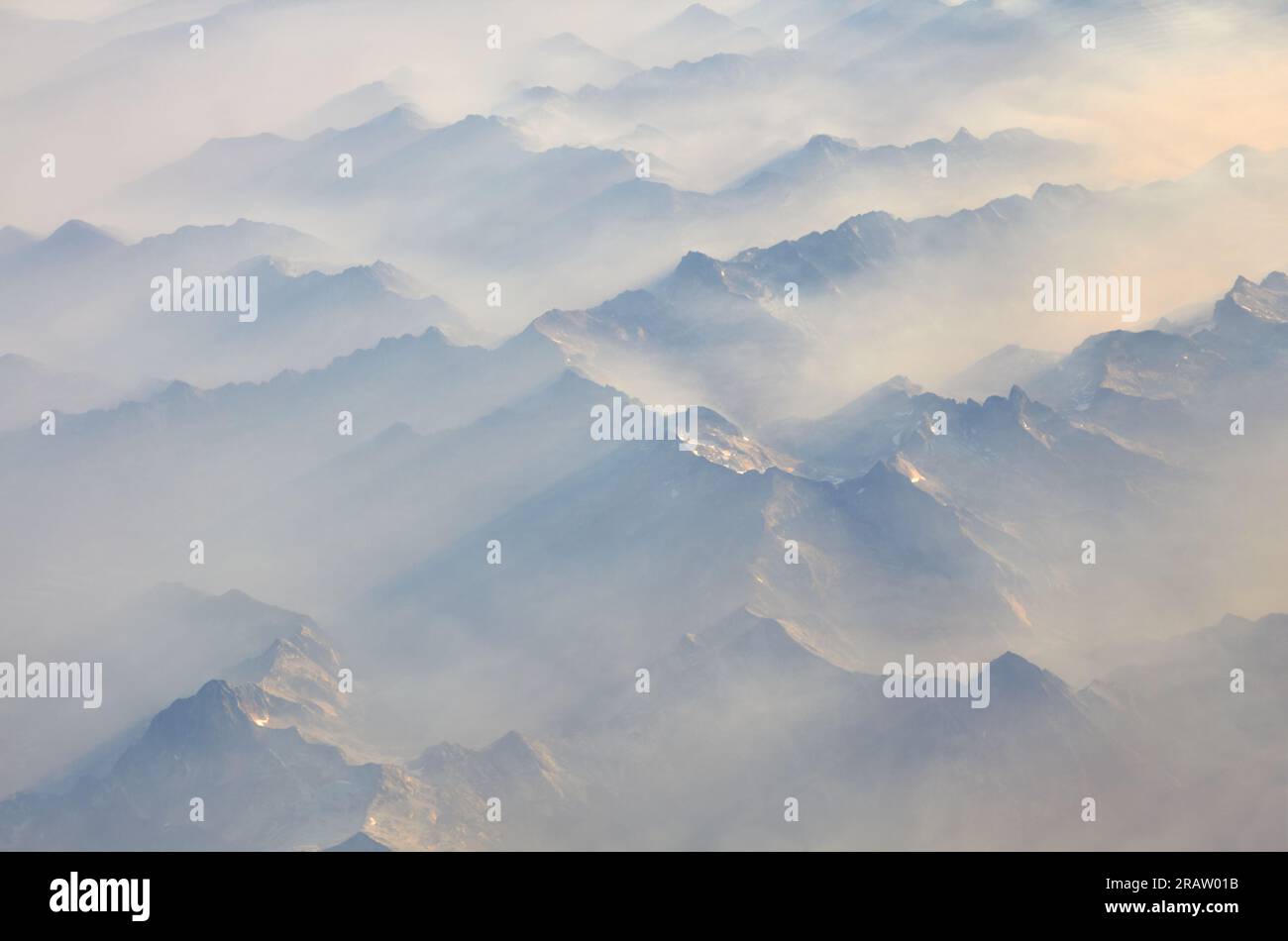 Ein Blick aus der Vogelperspektive auf einen rauchigen Himmel mit Gebirgskämmen. Stockfoto