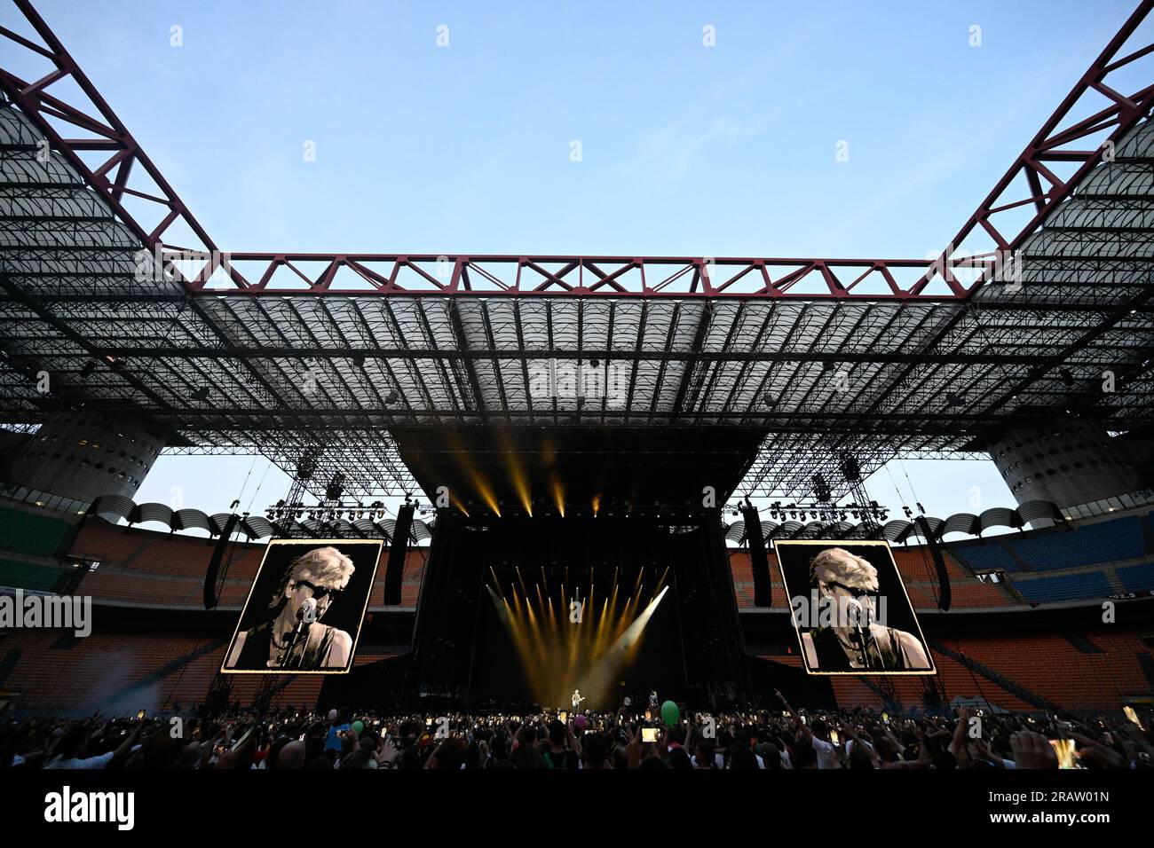 Der italienische Sänger Ligabue tritt live auf der Bühne des San Siro