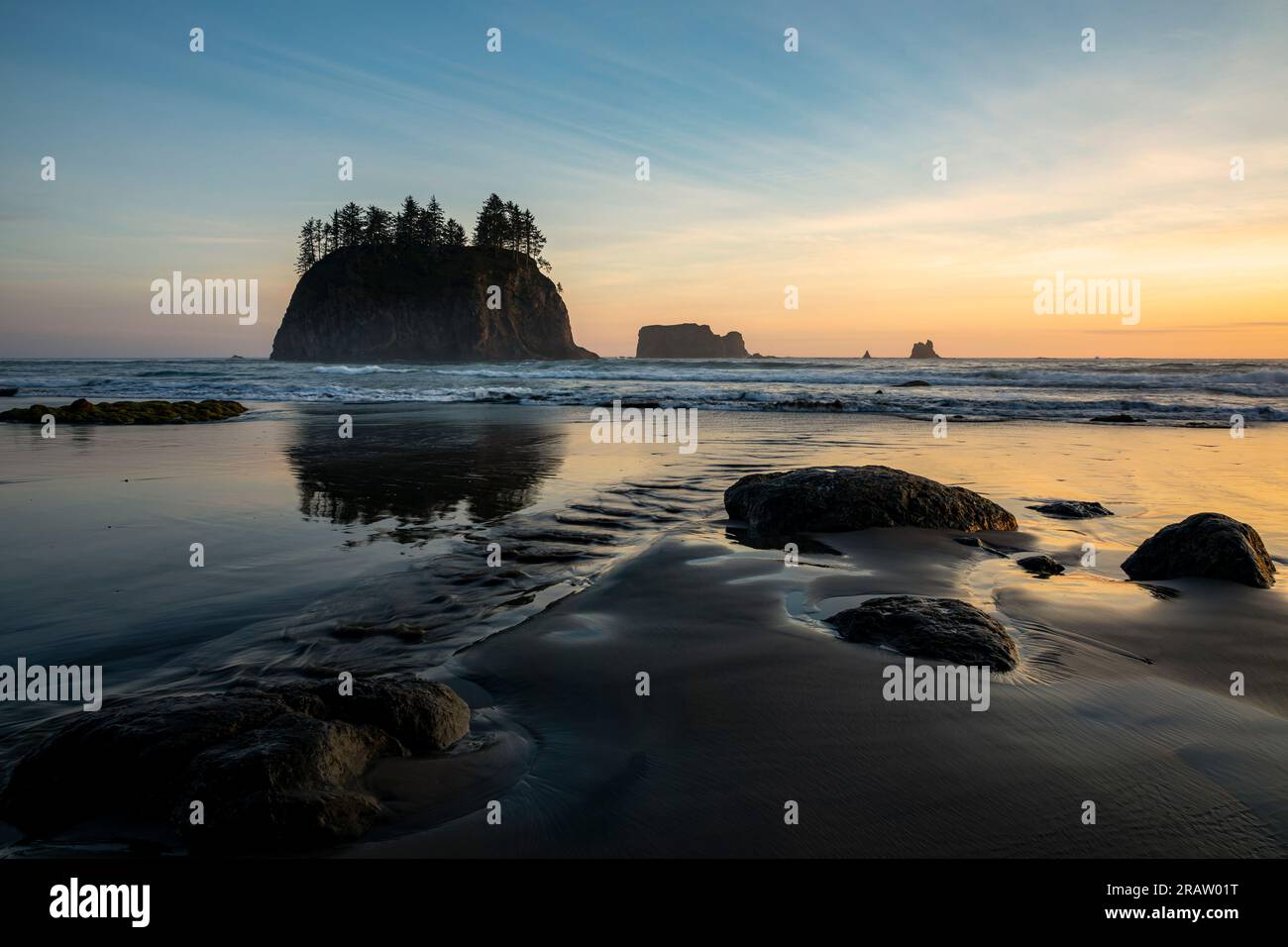 WA23477-00...WASHINGTON - Sonnenuntergang am Second Beach an der Pazifikküste im Olympic National Park. Stockfoto