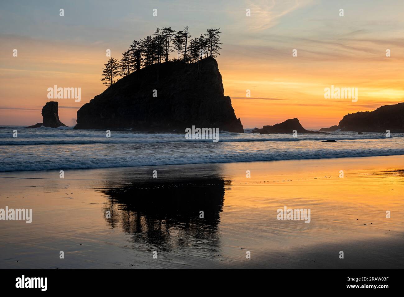 WA23481-00...WASHINGTON - Sonnenuntergang am Second Beach an der Pazifikküste im Olympic National Park. Stockfoto