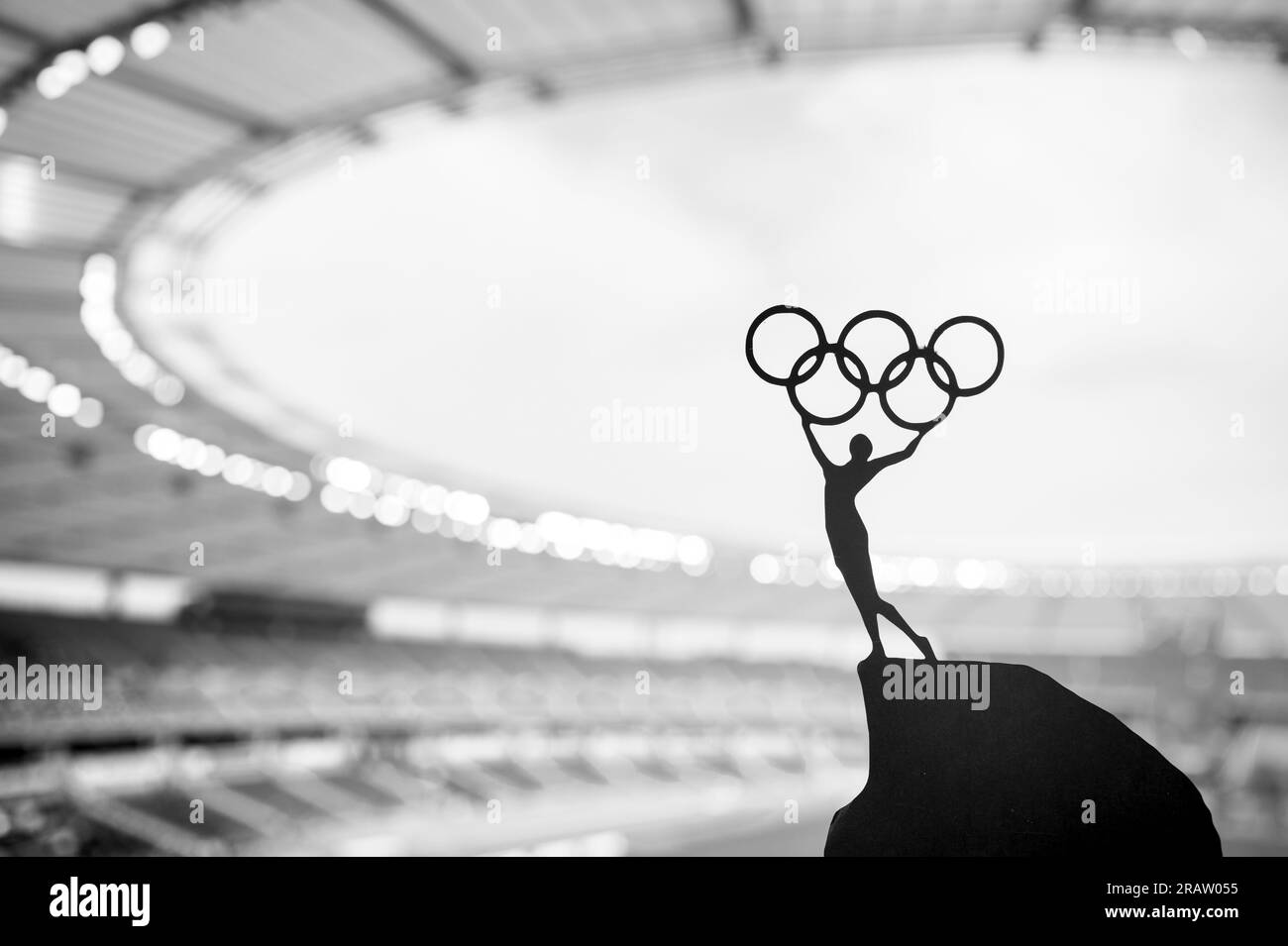 PARIS, FRANKREICH, 7. JULI 2023: Symbolic Power: Statue of Athletic Woman erhebt den Olympischen Kreis im modernen Olympiastadion. Sportfoto für Paris 2024 Summ Stockfoto