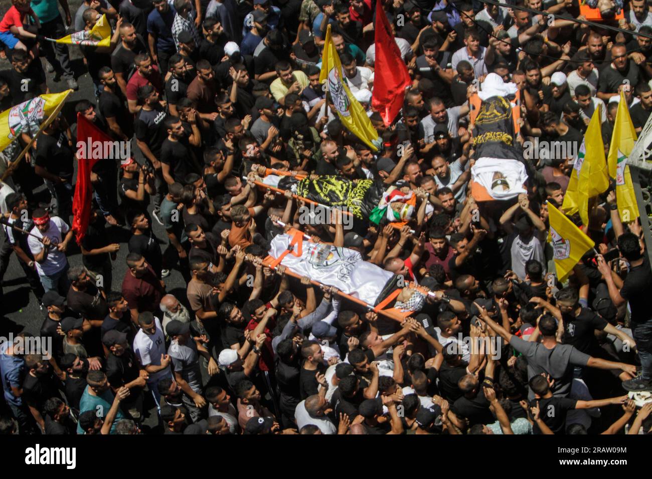 (HERAUSGEBER ANMERKUNG Bild zeigt den Tod)Trauernde tragen die Leichen