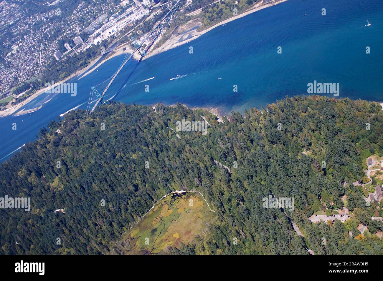 Luftaufnahme des Stanley Parks und der Lions Gate Bridge Stockfoto