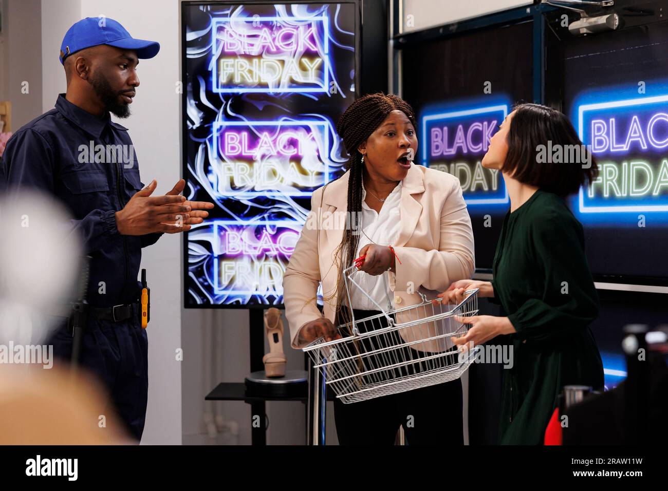 Verrückte Käufer streiten sich um Black-Friday-Angebote. Ein afroamerikanischer Sicherheitsbeauftragter, der sich mit wütenden, aggressiven Kunden beschäftigt, die während der saisonalen Verkäufe im Bekleidungsgeschäft nach Schnäppchen suchen Stockfoto