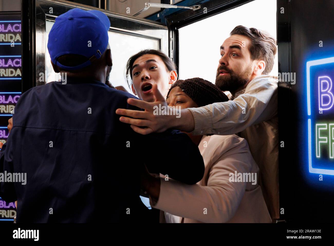 Verrückte Leute, die sich gegenseitig drängen und schubsen, während sie versuchen, am Black Friday in einen Laden einzubrechen und sich mit dem Wachmann zu streiten. Crowddkontrolle im Einzelhandelskonzept Stockfoto