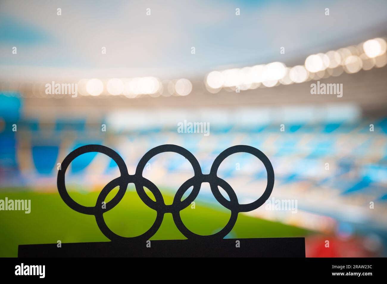 PARIS, FRANKREICH, 7. JULI 2023: Silhouette der Olympischen Ringe, die die Pracht eines modernen Olympiastadions umfasst. Olympisches Sommerspiel 2024 In Paris Stockfoto