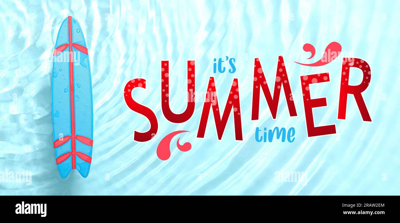 Kleines Surfbrett im Wasser und SMS: ES ist SOMMERZEIT Stockfoto