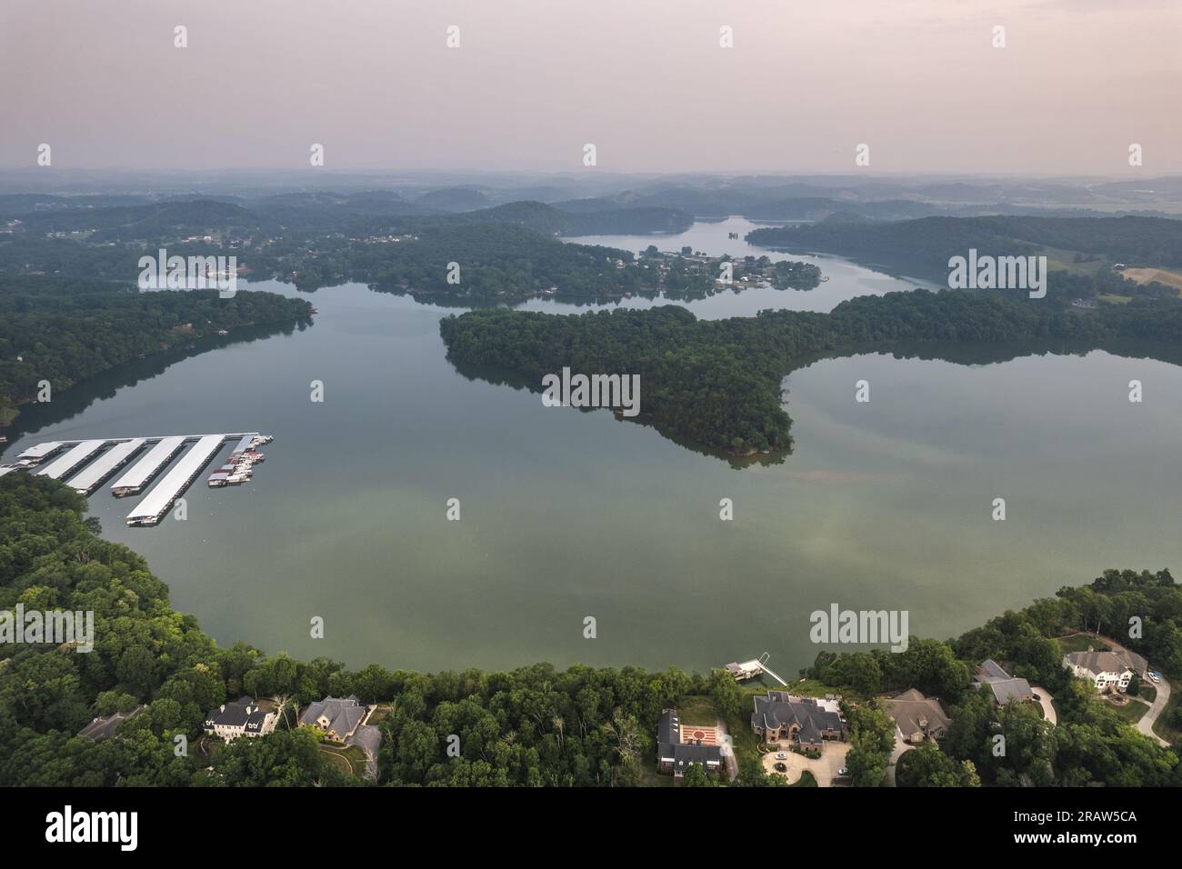 Sonnenaufgang in Johnson City, Tennessee, Blick aus der Vogelperspektive auf den Boone Lake und die Umgebung. Panoramablick über den Yachthafen Cave Run Lake Stockfoto