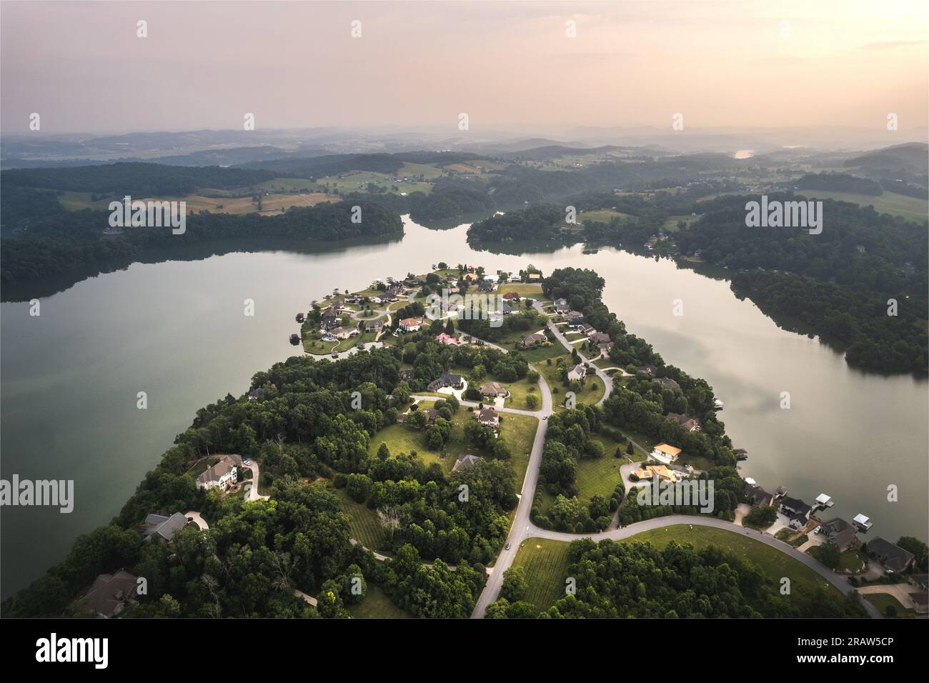 Sonnenaufgang in Johnson City, Tennessee, Blick aus der Vogelperspektive auf den Boone Lake und die Umgebung. Panoramablick über den Yachthafen Cave Run Lake Stockfoto