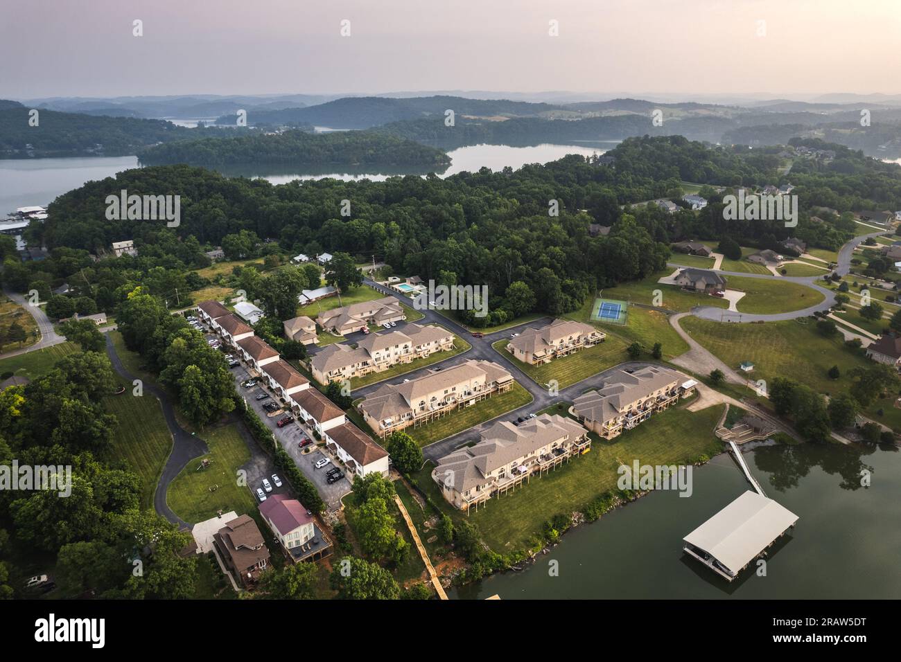 Sonnenaufgang in Johnson City, Tennessee, Blick aus der Vogelperspektive auf den Boone Lake und die Umgebung. Panoramablick über den Yachthafen Cave Run Lake Stockfoto
