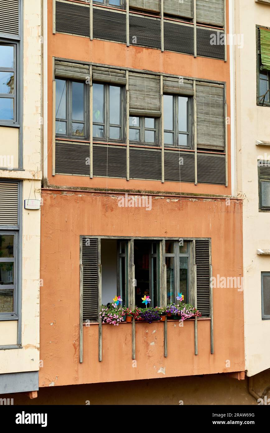 LGBT-Schilder an einem Fenster des Wohngebäudes. Regenbogenflagge LGBTQ Community Support-Symbol auf einem Balkon in Barcelona, Spanien, Europa Stockfoto