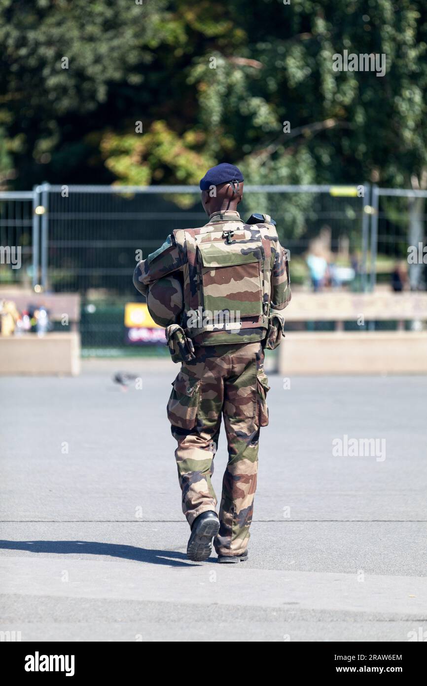 Paris, Frankreich - September 01 2016: Französische Soldaten patrouillieren auf dem Eiffelturm, um terroristische Bedrohungen rund um den berühmtesten Touristen zu erkennen Stockfoto