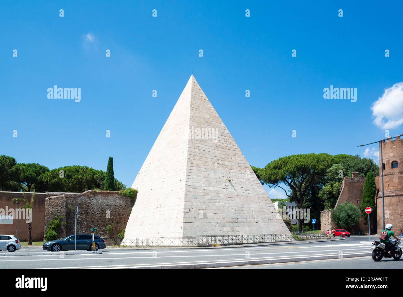 Rom, Latium, Italien, die Pyramide von Cestius (auf Italienisch, Piramide di Caio Cestio oder Piramide Cestia) ist eine Pyramide aus dem römischen Zeitalter in Rom, Stockfoto