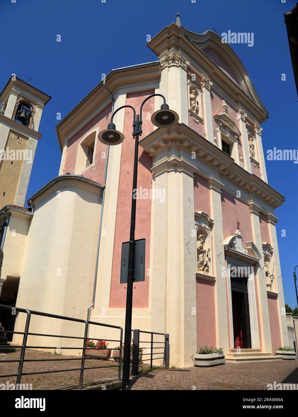 Parrocchia di San Giovanni Battista Kirche. Iseo-See, Carzano-Stadt. Lago d'Iseo, Iseosee, Italien. Monte Isola Stockfoto