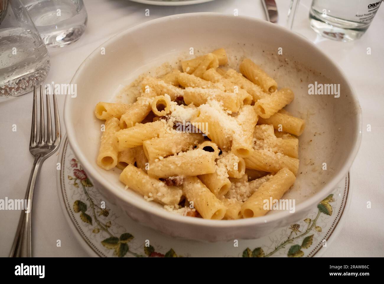 Rom, Latium, Italien, Pasta alla Gricia, ein Nudelgericht aus Latium ...