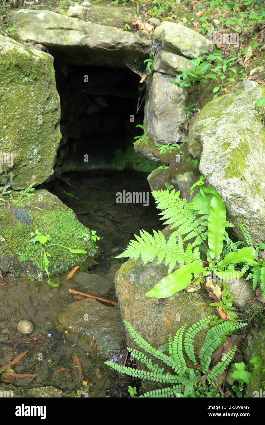 Brunnen bewässern. "Il pozzo di Mass" ("ol POS de masè"), Monte Isola, Iseo-See, Iseo-Lago, Iseosee, Italien. Stockfoto