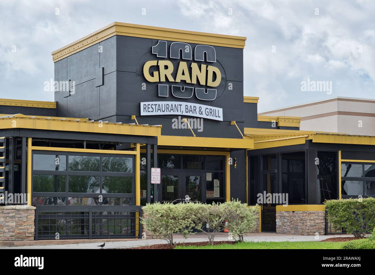 Houston, Texas, USA 07-04-2023: 100 Grand Restaurant Bar and Grill Exterieur in Houston, TX. Einheimisches Soul-Food-Restaurant. Stockfoto