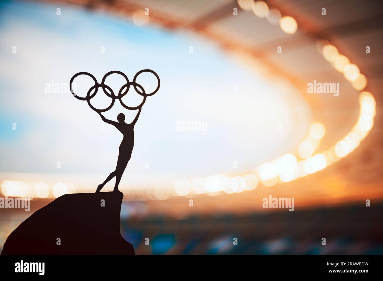 PARIS, FRANKREICH, 7. JULI 2023: Legendäre Geste: Statue der Athletikerin hebt triumphierend den Olympischen Kreis im modernen Olympiastadion auf. Zur Erinnerung An Pari Stockfoto