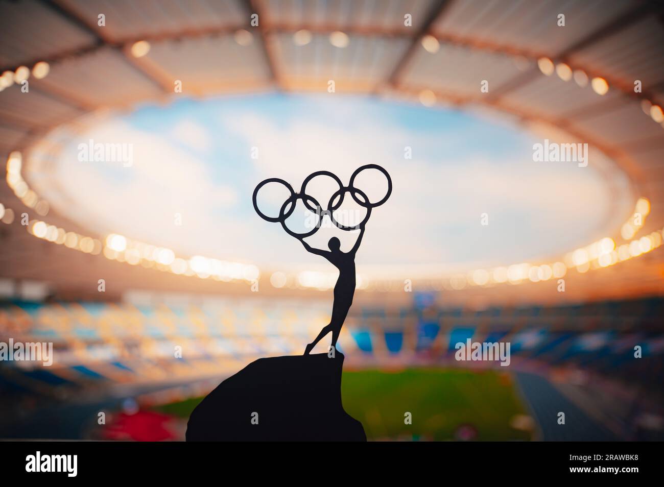 PARIS, FRANKREICH, 7. JULI 2023: Schwarzweißfoto. Olympischer Geist: Die Statue des Athleten hält die Olympic Circle High im modernen Olympiastadion. Erfassung t Stockfoto
