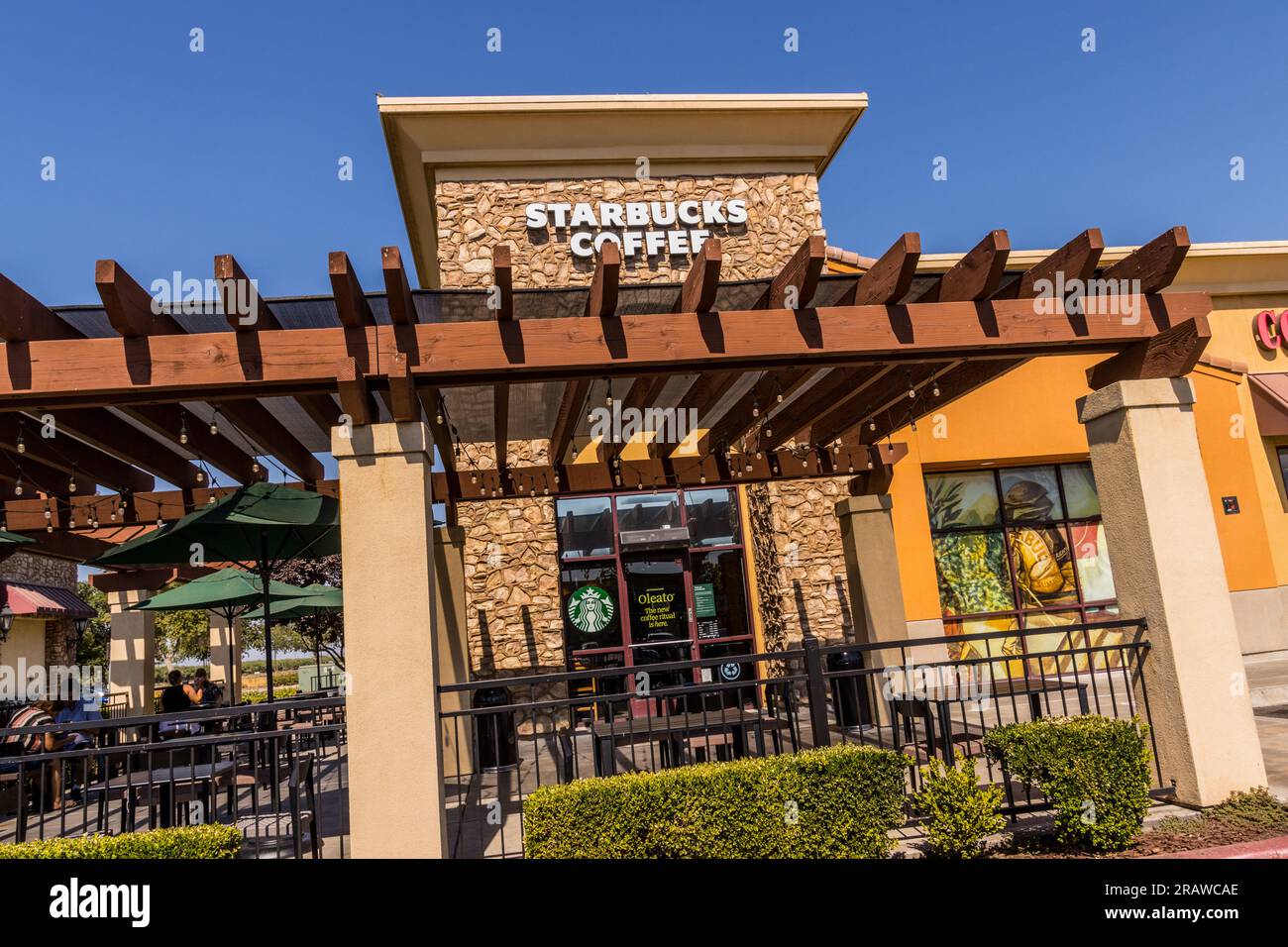 Ein neuer Starbucks Store mit Sitzplätzen im Freien in der wachsenden Gemeinde Riverbank California Stanislaus County USA im Central Valley Stockfoto