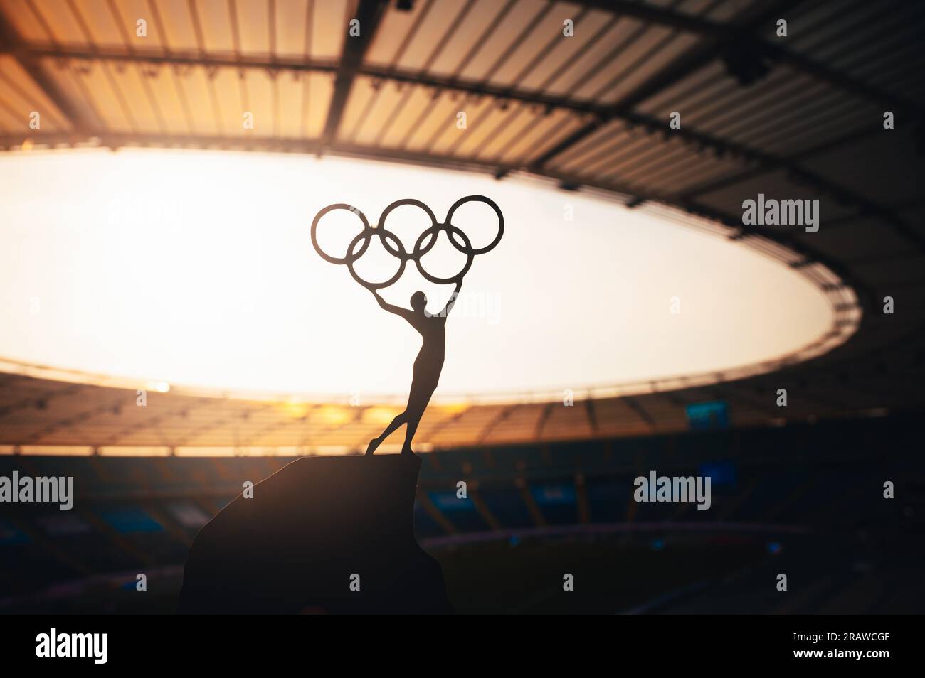 PARIS, FRANKREICH, 7. JULI 2023: Symbolic Power: Statue of Athletic Woman erhebt den Olympischen Kreis im modernen Olympiastadion. Sportfoto für Paris 2024 Summ Stockfoto