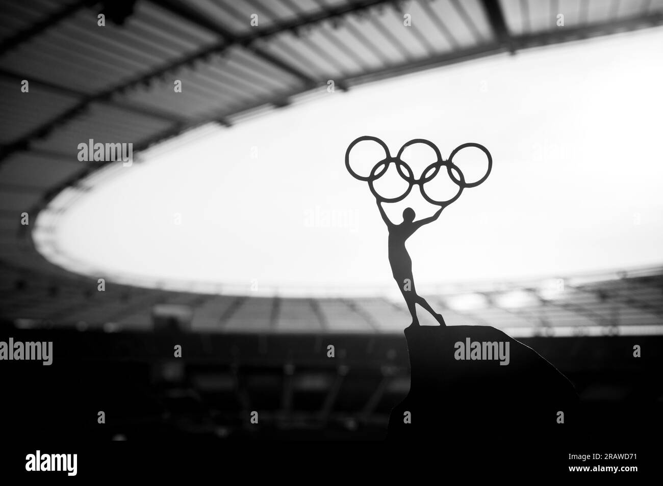 PARIS, FRANKREICH, 7. JULI 2023: Inspirierende Stärke: Statue der Sportlerin hebt den Olympischen Kreis im modernen Olympiastadion auf. Sportfoto für Paris 20 Stockfoto