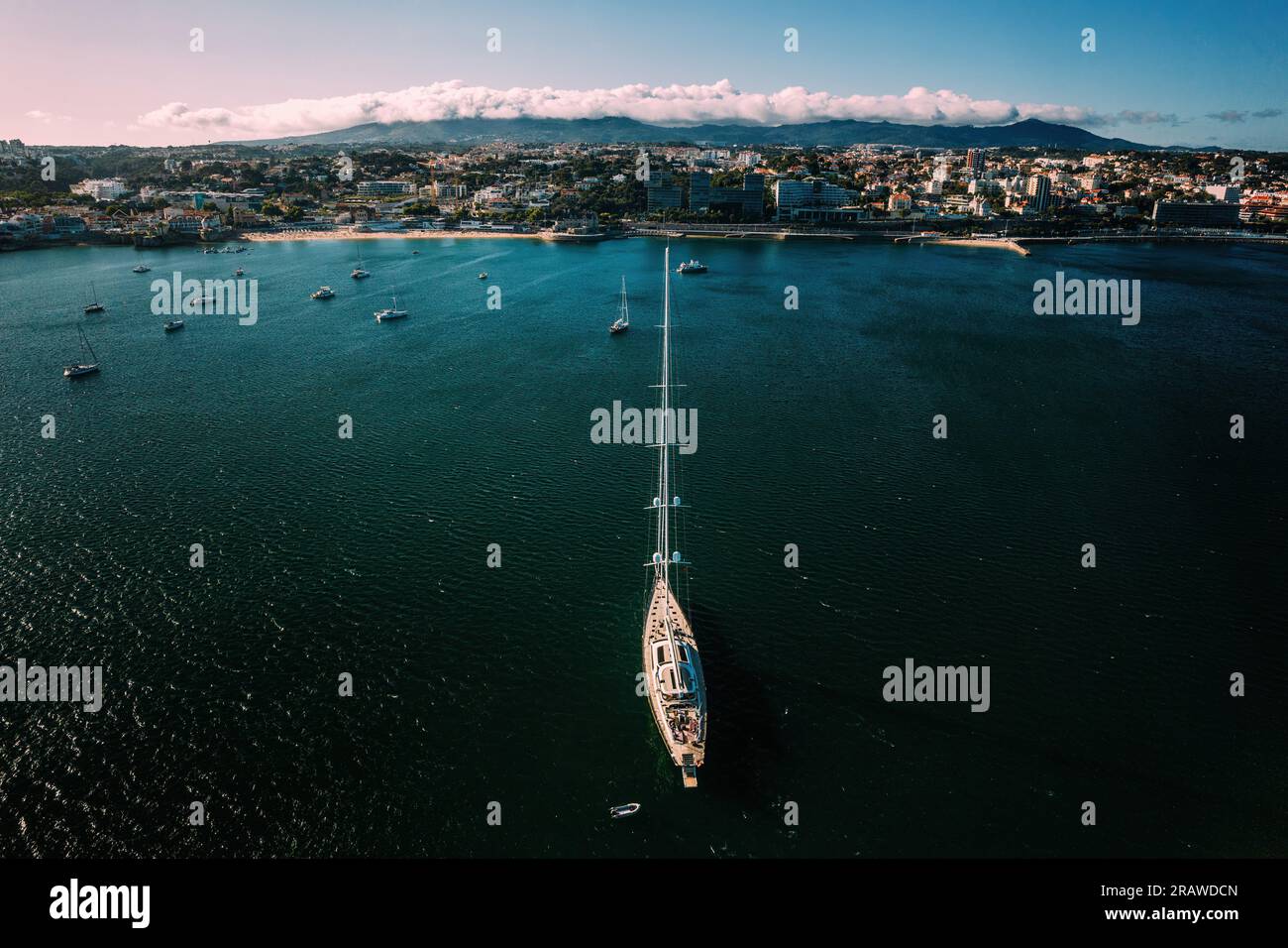 Draufsicht über die Yacht in Cascais Bay, Portugal Stockfoto
