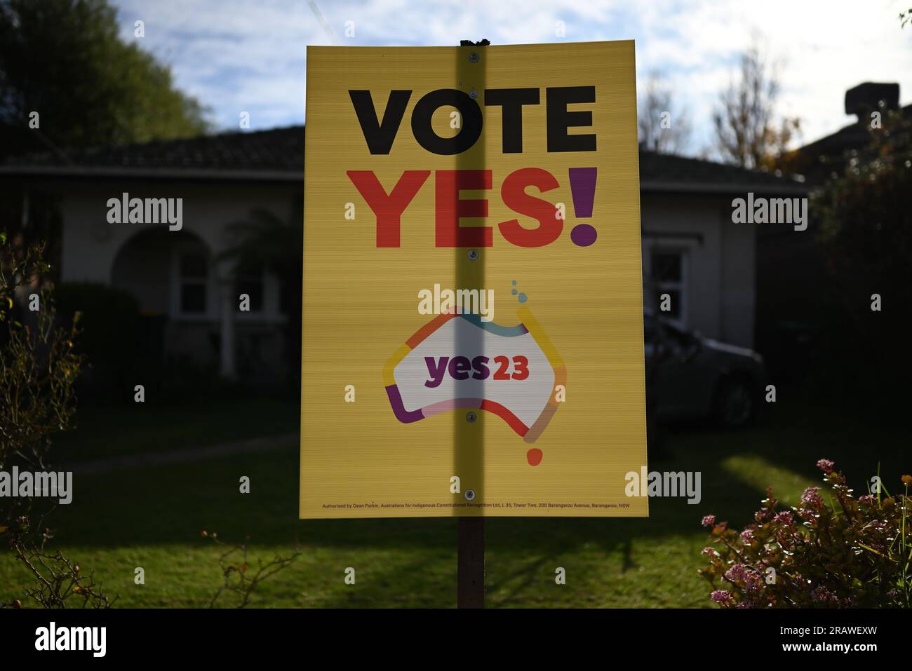 Ein gelbes Ja-Zeichen, im Vorgarten eines Vorstadthauses von Melbourne, Teil der Kampagne der indigenen Stimme zum parlamentsreferendum Stockfoto