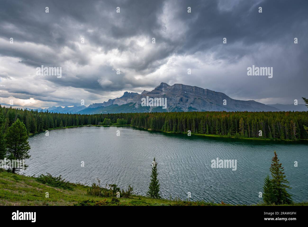 Mount Rundle und Johnson Lake, Banff National Park, Alberta, Kanada Stockfoto