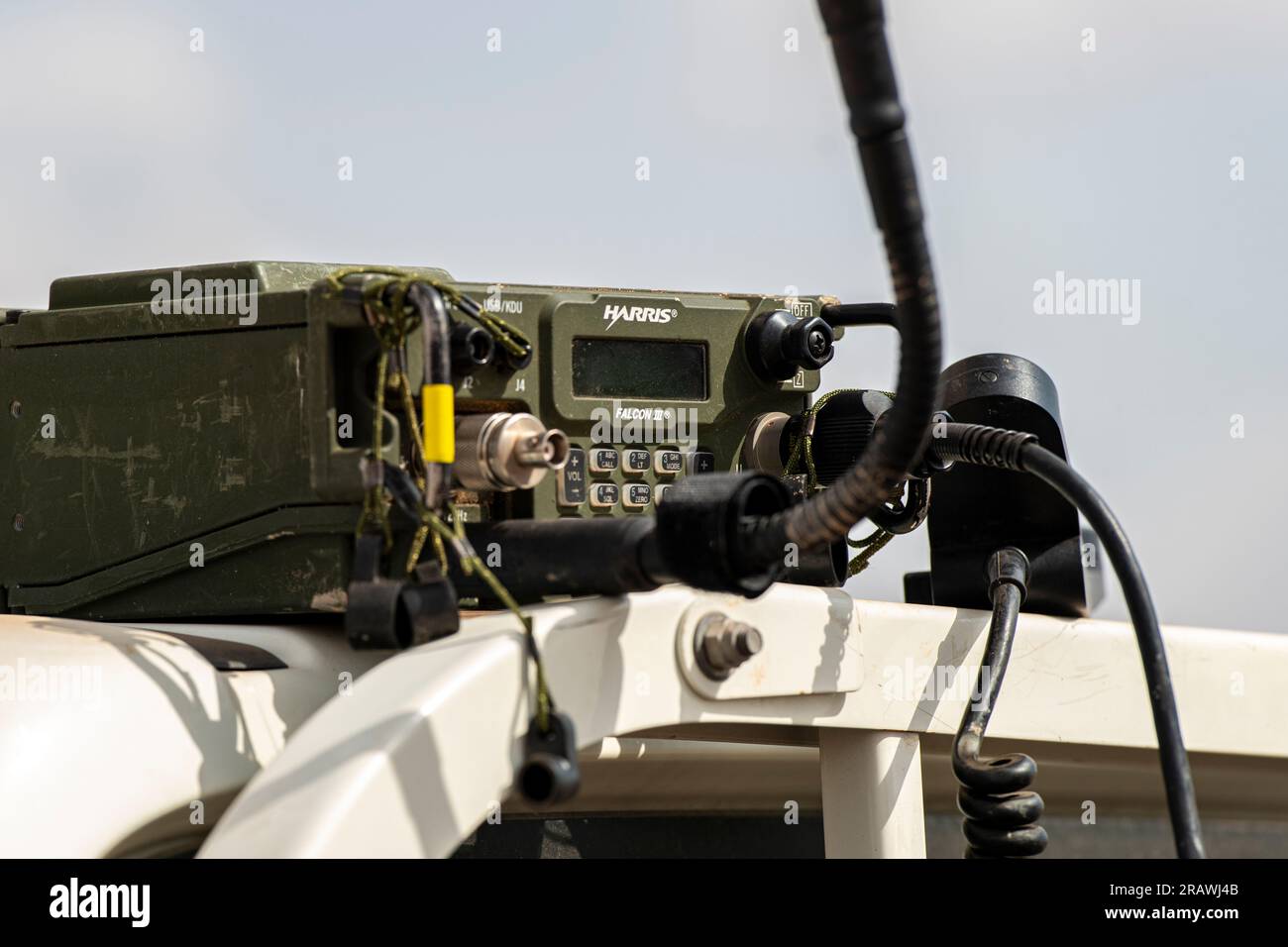 US-Militärangehörige verwenden ein Multiband-Netzwerkmanpack-Funkgerät L3-Harris Falcon III, um einen HC-130J Combat King II zu kontaktieren, der der 81. Expeditionstruppe in Grand Bara, Dschibuti, am 2. Juli 2023 zugewiesen wurde. Der ERQS 81. stellt eine schnell einsetzbare Such- und Rettungskraft für Kampfhandlungen bereit, die im Zuständigkeitsbereich der gemeinsamen Task Force – Horn von Afrika – taktische Luftbetankung, Luftabwurf und Transport von Personal und Ausrüstung durchführen kann. (USA Air Force Foto von Tech. Sgt. Dhruv Gopinath) Stockfoto