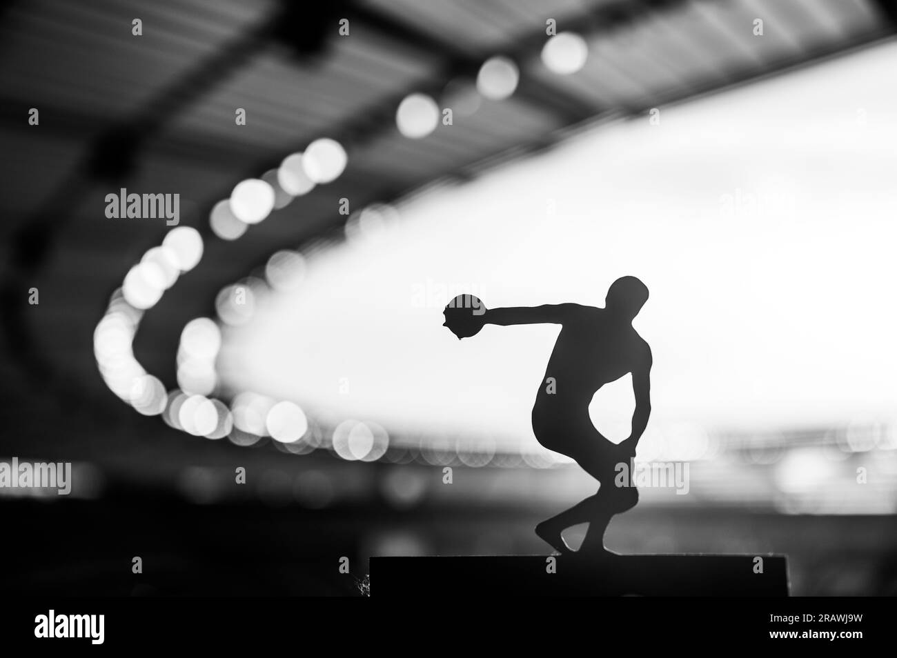 Die Silhouette von Discus Thrower, konzentriert und bestimmt in faszinierender Abendatmosphäre. Leichtathletikfoto für die Sommerspiele in Paris. Stockfoto