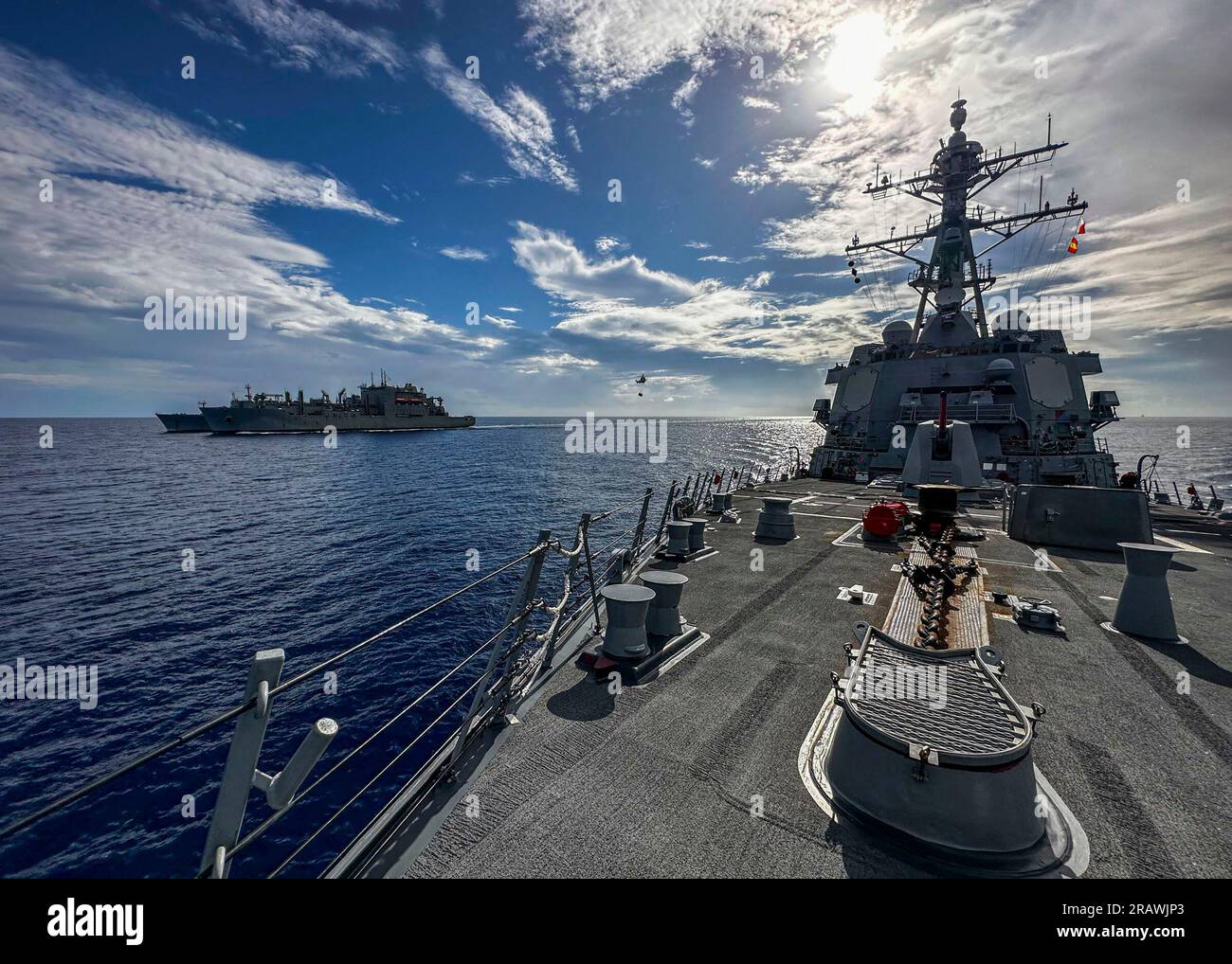 SÜDCHINESISCHES MEER (4. Juli 2023) der Arleigh-Burke-Class-Guided-Missile Destroyer USS Rafael Peralta (DDG 115) führt während der Durchfahrt durch das Südchinesische Meer eine vertikale Wiederauffüllung auf See mit dem Military Sealift Command Fleet Replenishment Oiler USNS Carl Brasher (T-AKE 7) durch. Befehlshaber der Task Force 73 (CTF) betankt und liefert in Abstimmung mit dem militärischen Sealift-Kommando Far East (MSC FE) entsandte Marinetruppen sowie regionale Alliierten und Partner im Indopazifik auf. (USA Marinefoto von Mass Communication Specialist 2. Class Colby A. Mothershead) Stockfoto