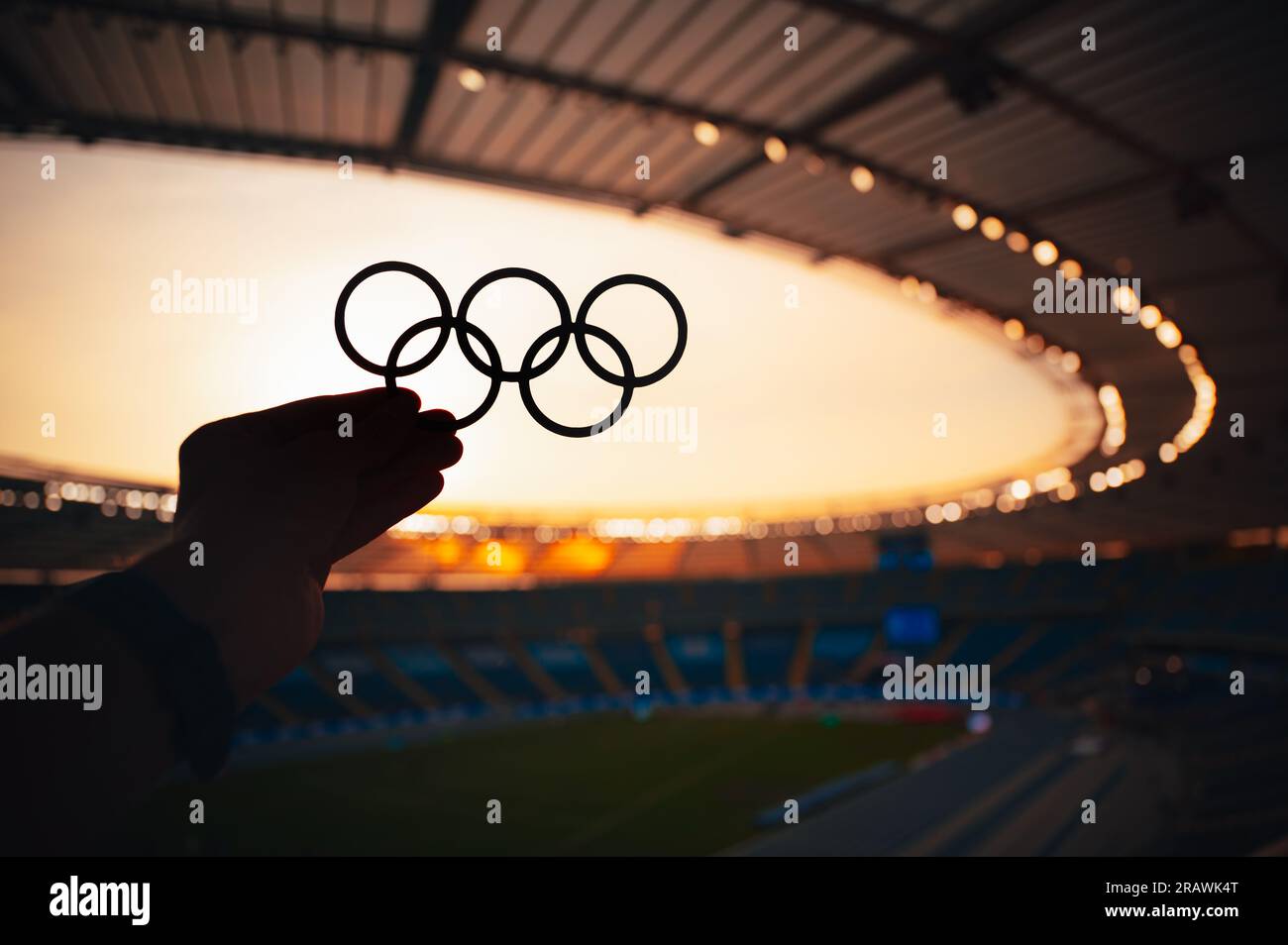 PARIS, FRANKREICH, 7. JULI 2023: Ausstrahlendes olympisches Flair: Athlet präsentiert olympische Ringe im ruhigen Abendlicht. Foto für die Olympischen Sommerspiele in Pari Stockfoto