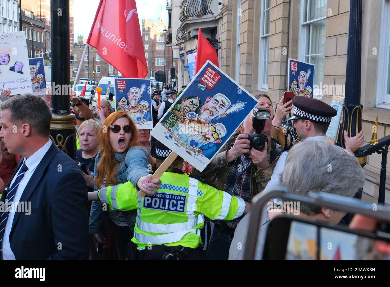 London, Großbritannien. 5. Juli 2023. Unite die Mitglieder der Union veranstalteten einen Protest vor dem Carlton Club, wo ein NHS-Abendessen der Konservativen Partei stattfand, um den 75. Jahrestag ihrer Gründung zu feiern. Die Pro-NHS-Demonstranten argumentieren, dass die chronische Unterfinanzierung und die Unterschreitung der Inflationsrate zu einer Rekordzahl freier Stellen geführt haben. Kredit: Elfte Stunde Fotografie/Alamy Live News Stockfoto