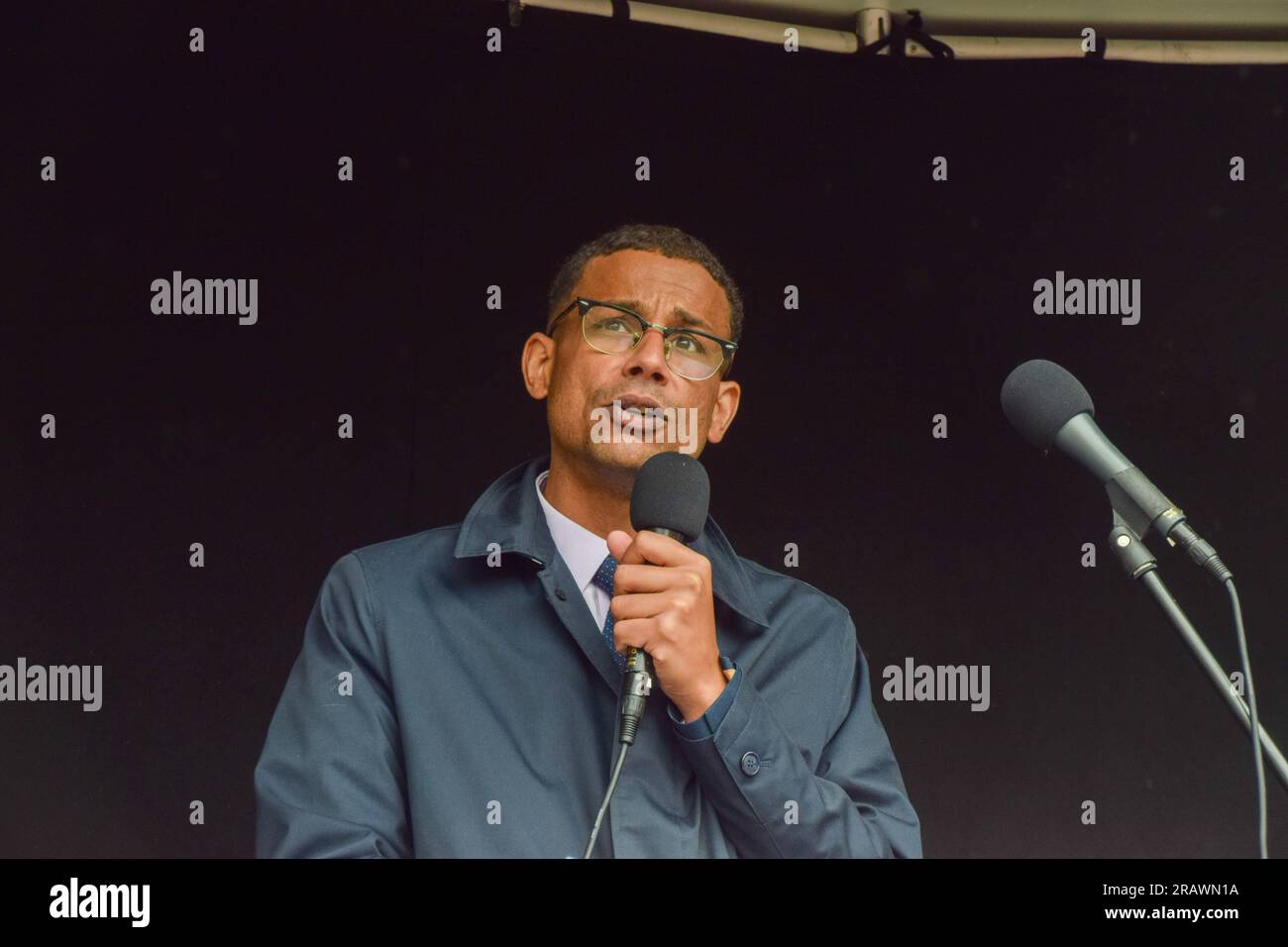 London, Großbritannien. 05. Juli 2023. Der neue Generalsekretär der neuen EU Daniel Kebede hält während der Demonstration auf dem Parliament Square eine Rede. Tausende von Lehrern marschierten in Westminster, als die National Education Union (neu) neue Streiks über Lohn veranstaltete. Kredit: SOPA Images Limited/Alamy Live News Stockfoto