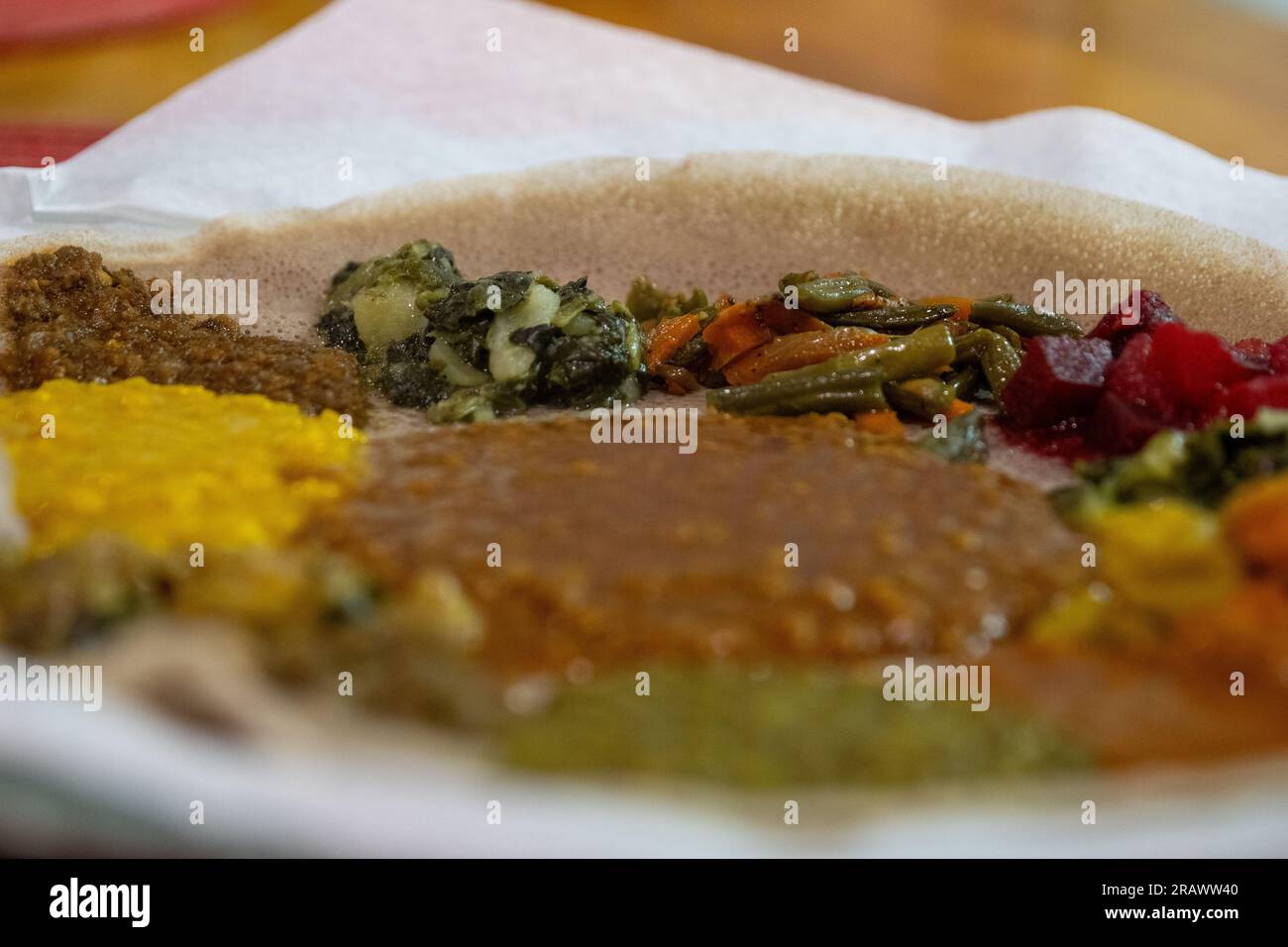 Platte mit äthiopischem Essen aus nächster Nähe Stockfoto