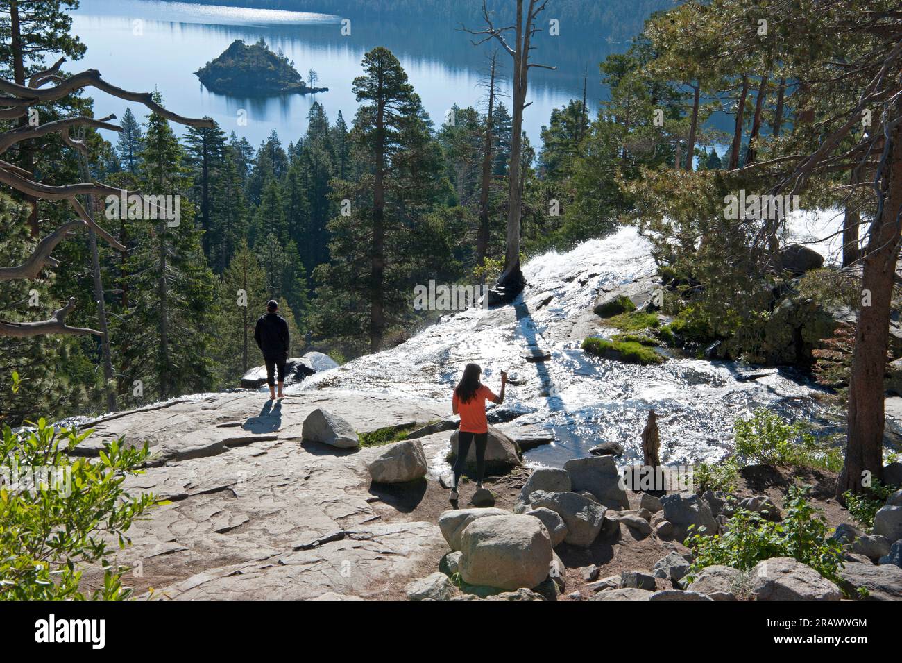 Ein Paar genießt die Landschaft in der Nähe des Wasserfalls im Emerald Bay State Park, Lake Tahoe, Kalifornien, USA Stockfoto