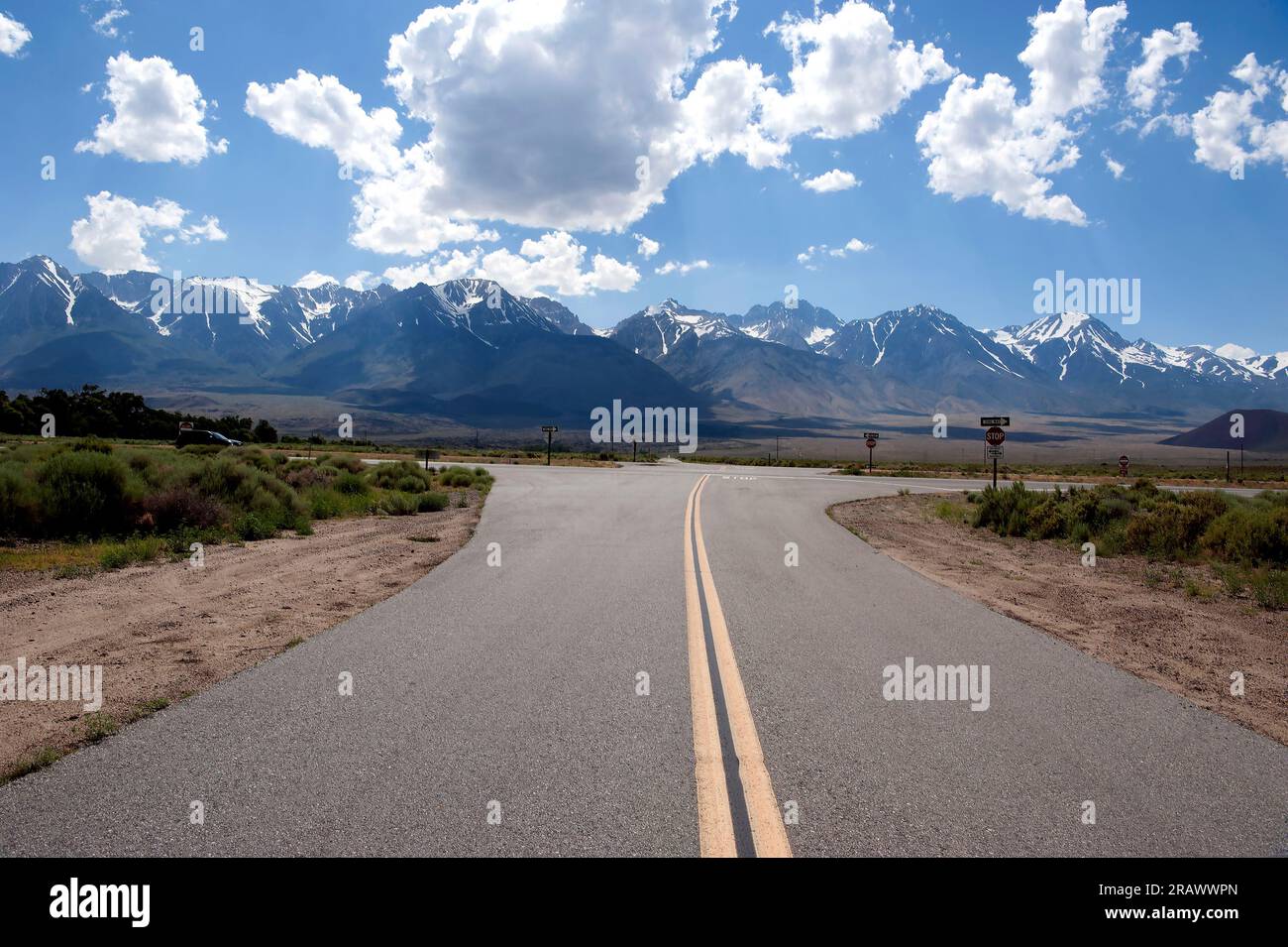 Roadtrip auf der malerischen Route 395 entlang der Sierra Nevada Mountains in Richtung Lake Tahoe in Nordkalifornien, USA. Stockfoto