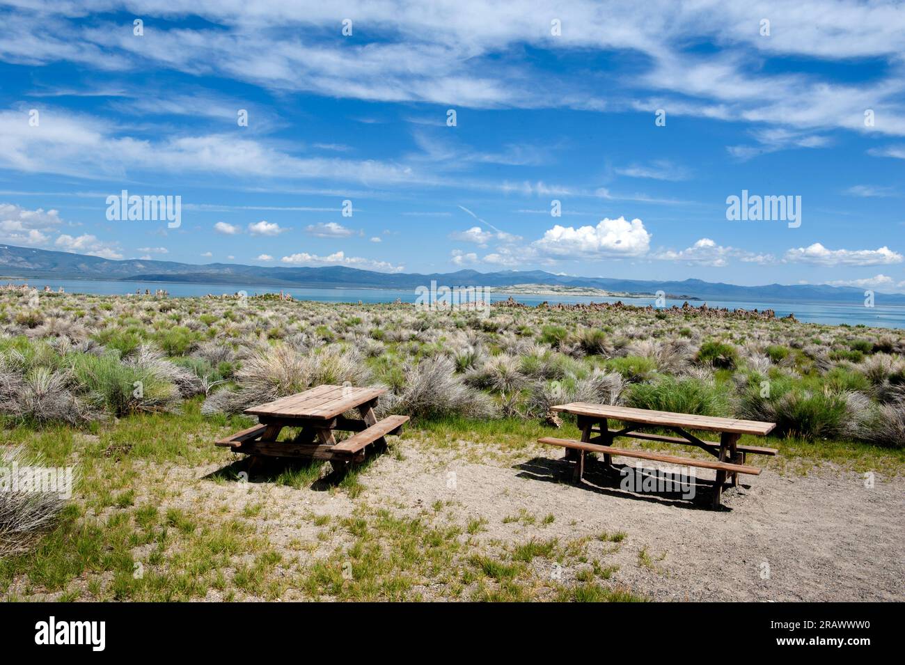 Picknicktische mit Panoramablick am Mono Lake, Kalifornien Stockfoto