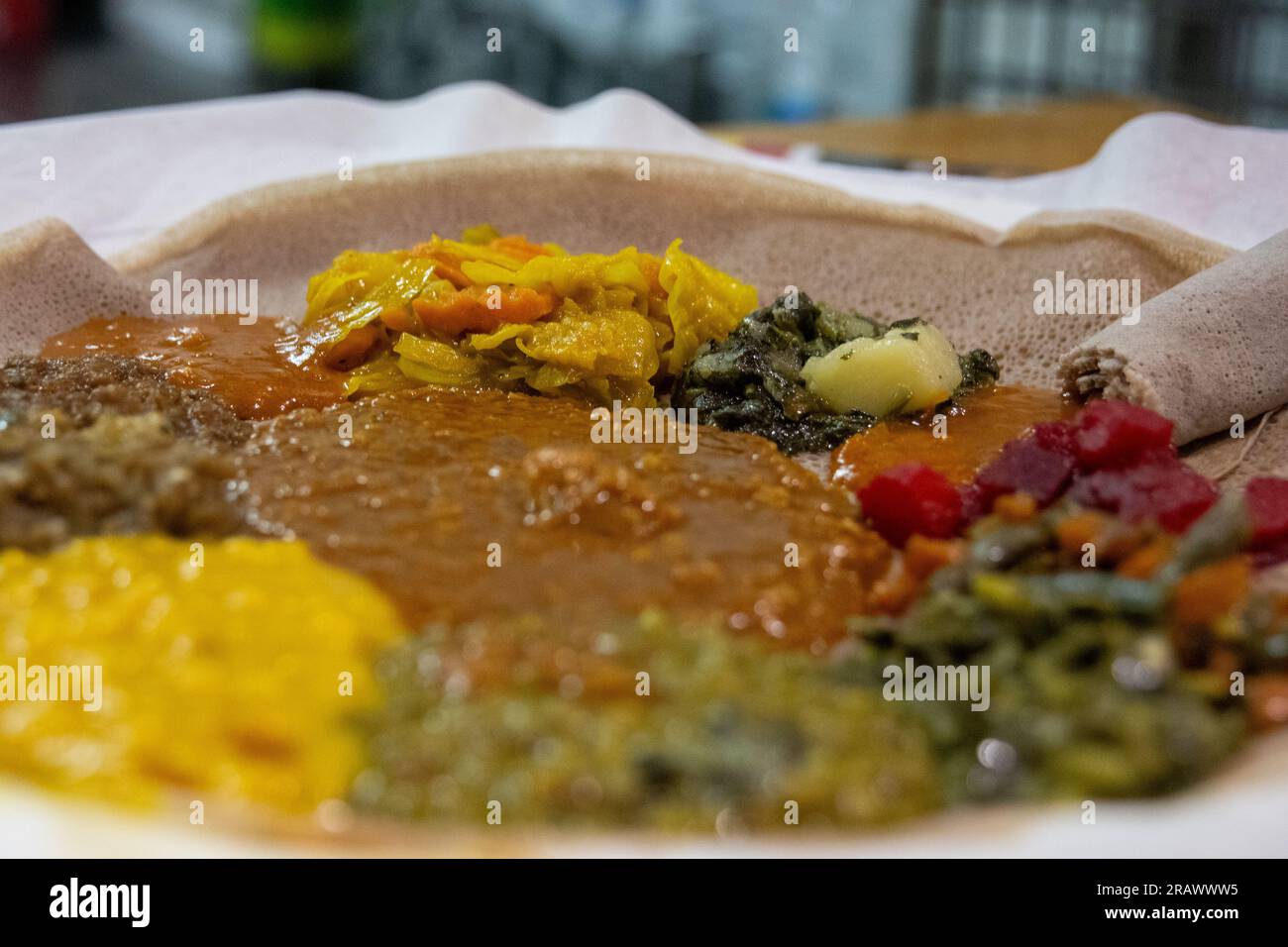 Platte mit äthiopischem Essen aus nächster Nähe Stockfoto