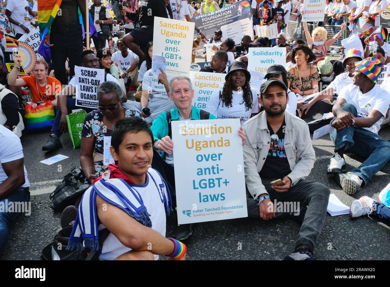 London, Großbritannien. Peter Tatchell beteiligt sich an einem Protest während der Parade „Pride in London“ gegen die repressiven LGBT+-Antigesetze in Uganda. Stockfoto