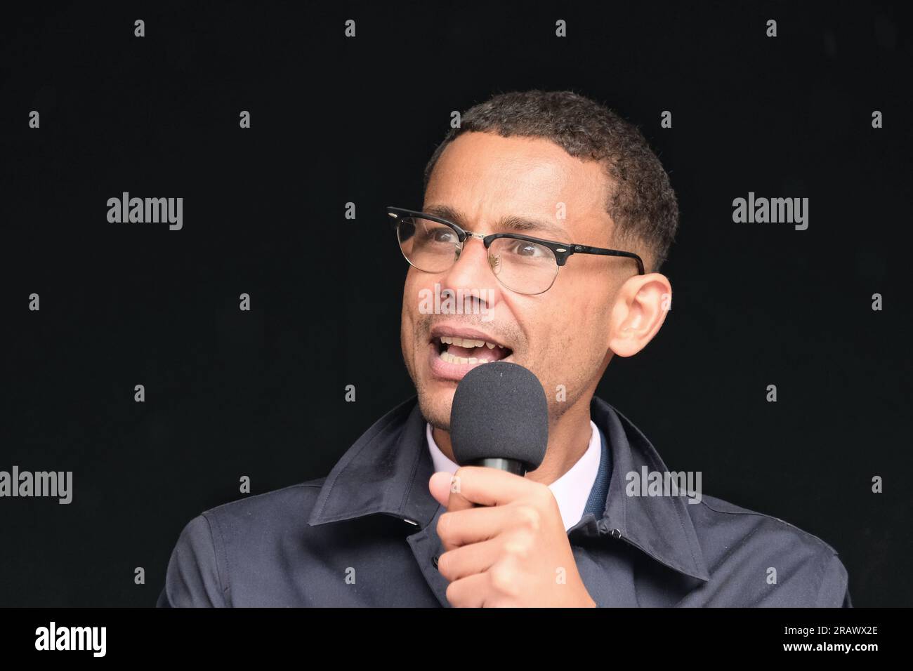 Daniel Kebede, National Education Union (neu), der neue Generalsekretär, der Mary Bousted ersetzt, spricht an die Menge, als schätzungsweise 40.000 streikende Lehrer, Beamte und Ärzte an einer Demonstration auf dem marsch und dem Parliament Square in London teilnahmen. Stockfoto