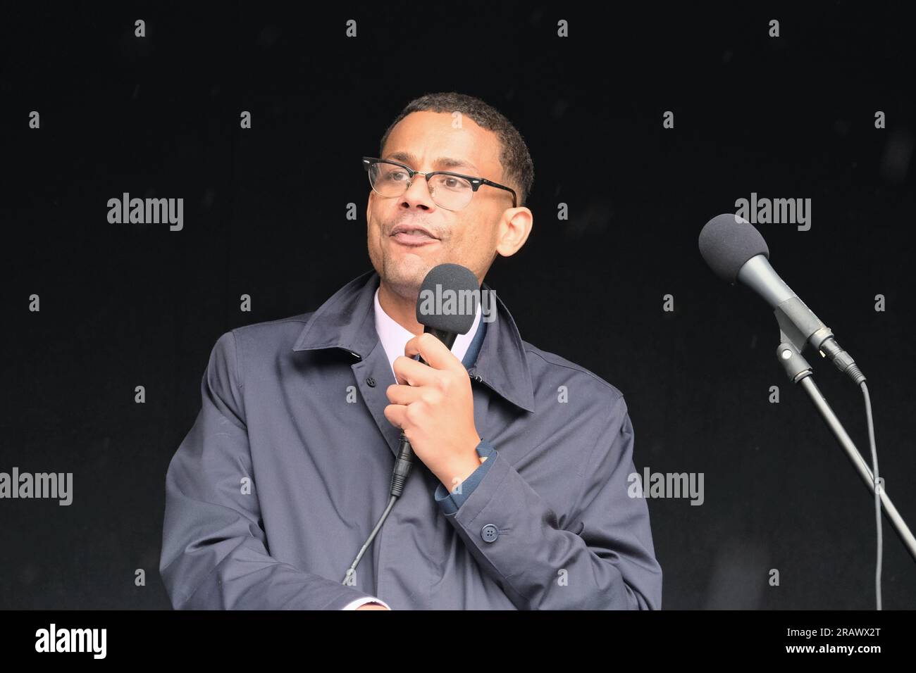 Daniel Kebede, National Education Union (neu), der neue Generalsekretär, der Mary Bousted ersetzt, spricht an die Menge, als schätzungsweise 40.000 streikende Lehrer, Beamte und Ärzte an einer Demonstration auf dem marsch und dem Parliament Square in London teilnahmen. Stockfoto