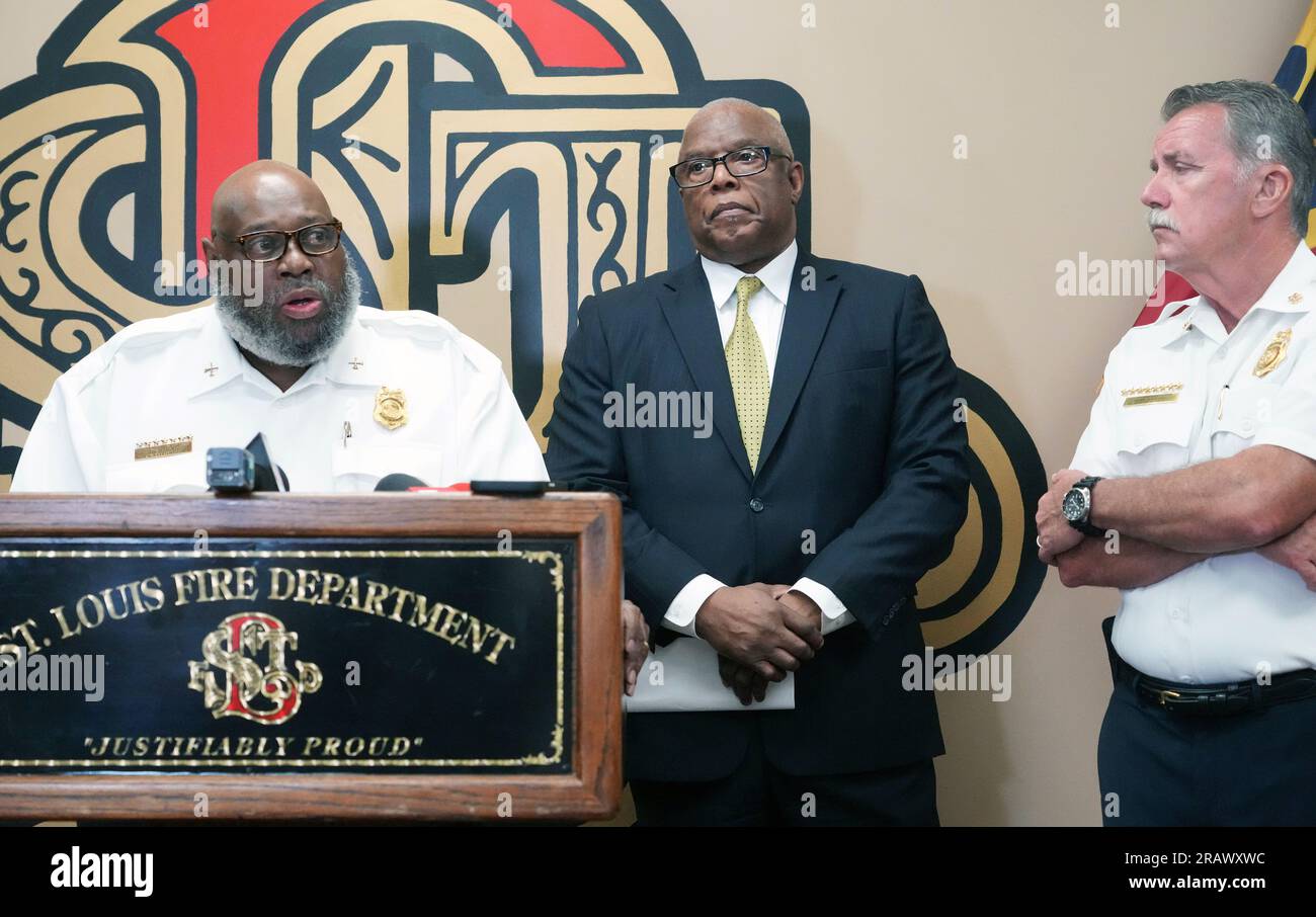 St. Mike Richardson (L), Leiter der Kommunikation der Feuerwehr von Louis, gibt den Zeitplan für eine Notfallreaktion als St. Louis Public Safety Director Charles E. Coyle (C) und St. Louis Feuerwehrchef Dennis Jenkerson steht während einer Pressekonferenz in St. Louis am Mittwoch, den 5. Juli 2023. Die 33-jährige Katherine Coen wurde getötet, als am 1. Juli 2023 bei schweren Stürmen ein Baum auf ihr Auto fiel. Zeugen sagen, dass es eine Stunde gedauert hat, bis ihre Anrufe vom Notfallpersonal über das 911-Notrufsystem der alternden Stadt beantwortet wurden. Foto: Bill Greenblatt/UPI. Stockfoto