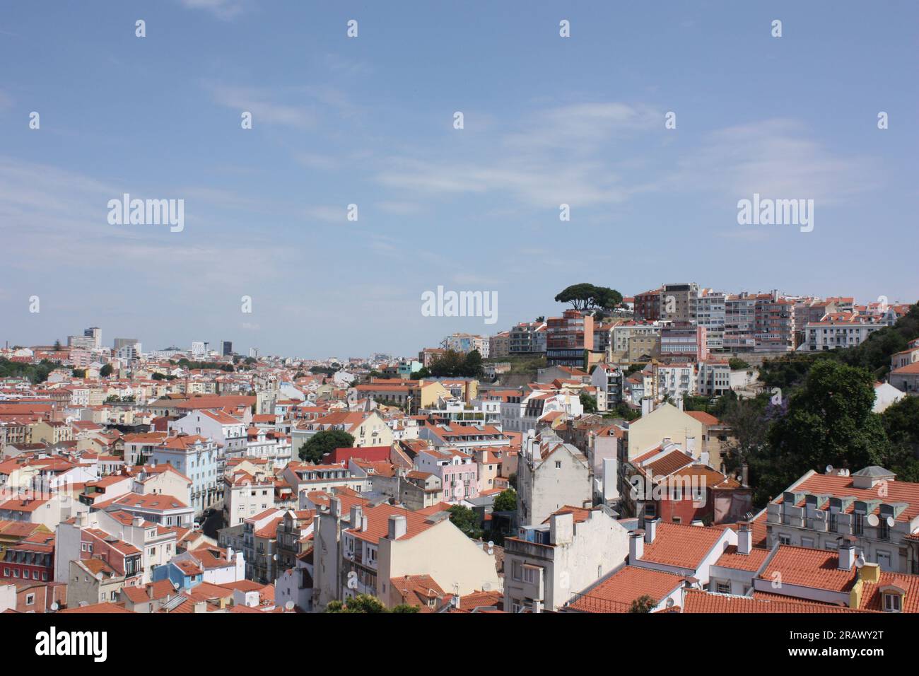 Der Blick nach Norden über die Dächer von Lissabon von der Costa do Castelo im Alfama-Viertel Stockfoto